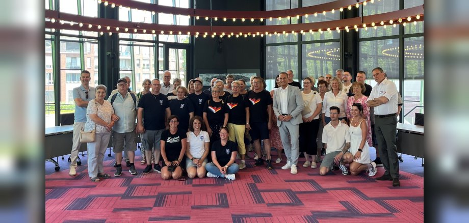 Das Foto zeigt die Besuchergruppe des Ortsteil Bombogen im Rathaus in Boxtel mit Bürgermeister Rodenkirch und Vertretern der Gemeinde Boxtel.