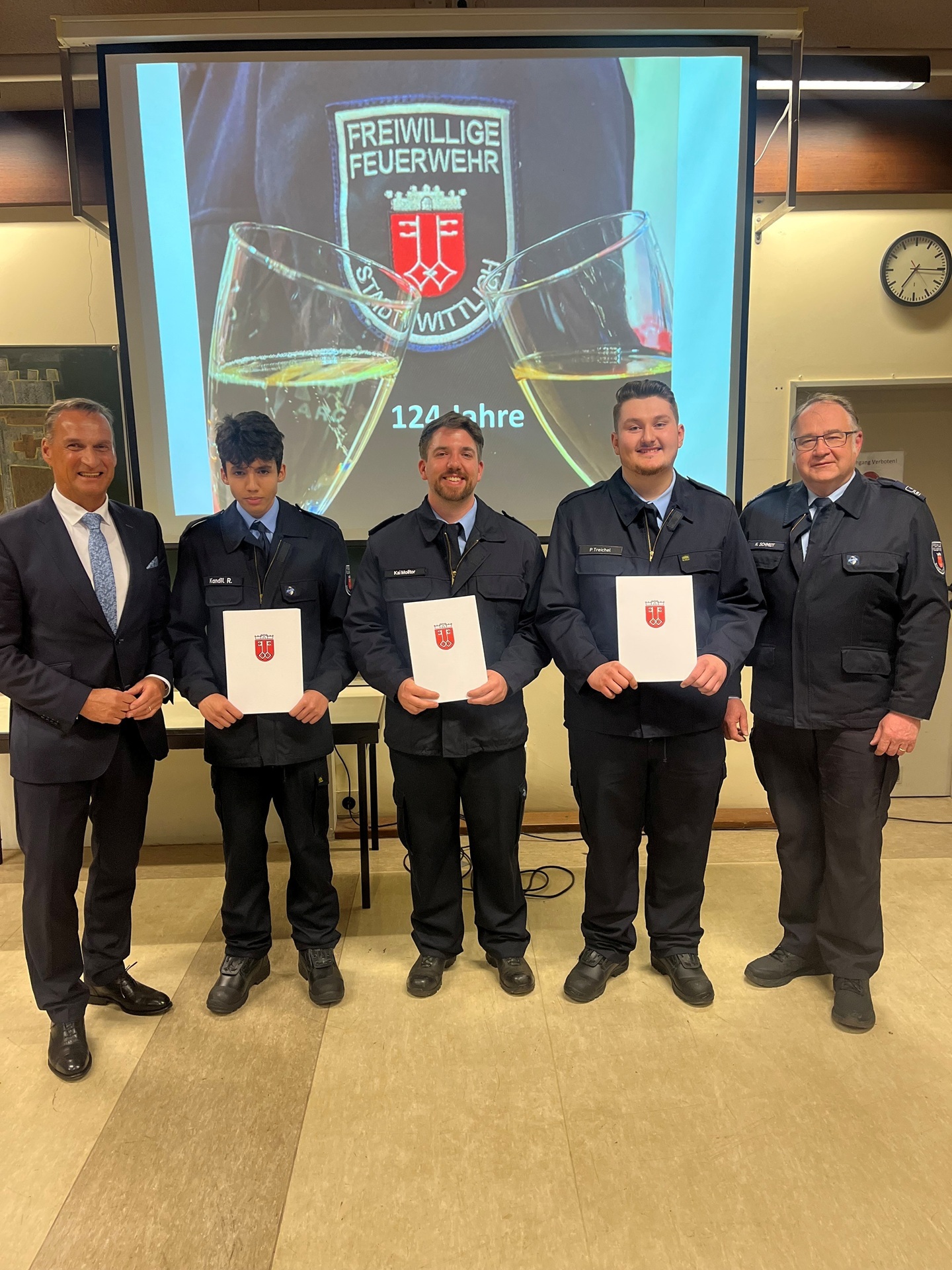 Das Foto zeigt die bei der Feuerwehr Wittlich neu aufgenommenen Personen gemeinsam mit Bürgermeister Rodenkirch und Einheitsführer Martin Schmidt.