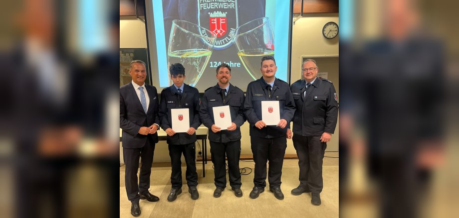 Gruppenfoto Neuaufnahme Feuerwehr Wittlich Das Foto zeigt die bei der Feuerwehr Wittlich neu aufgenommenen Personen gemeinsam mit Bürgermeister Rodenkirch und Einheitsführer Martin Schmidt.