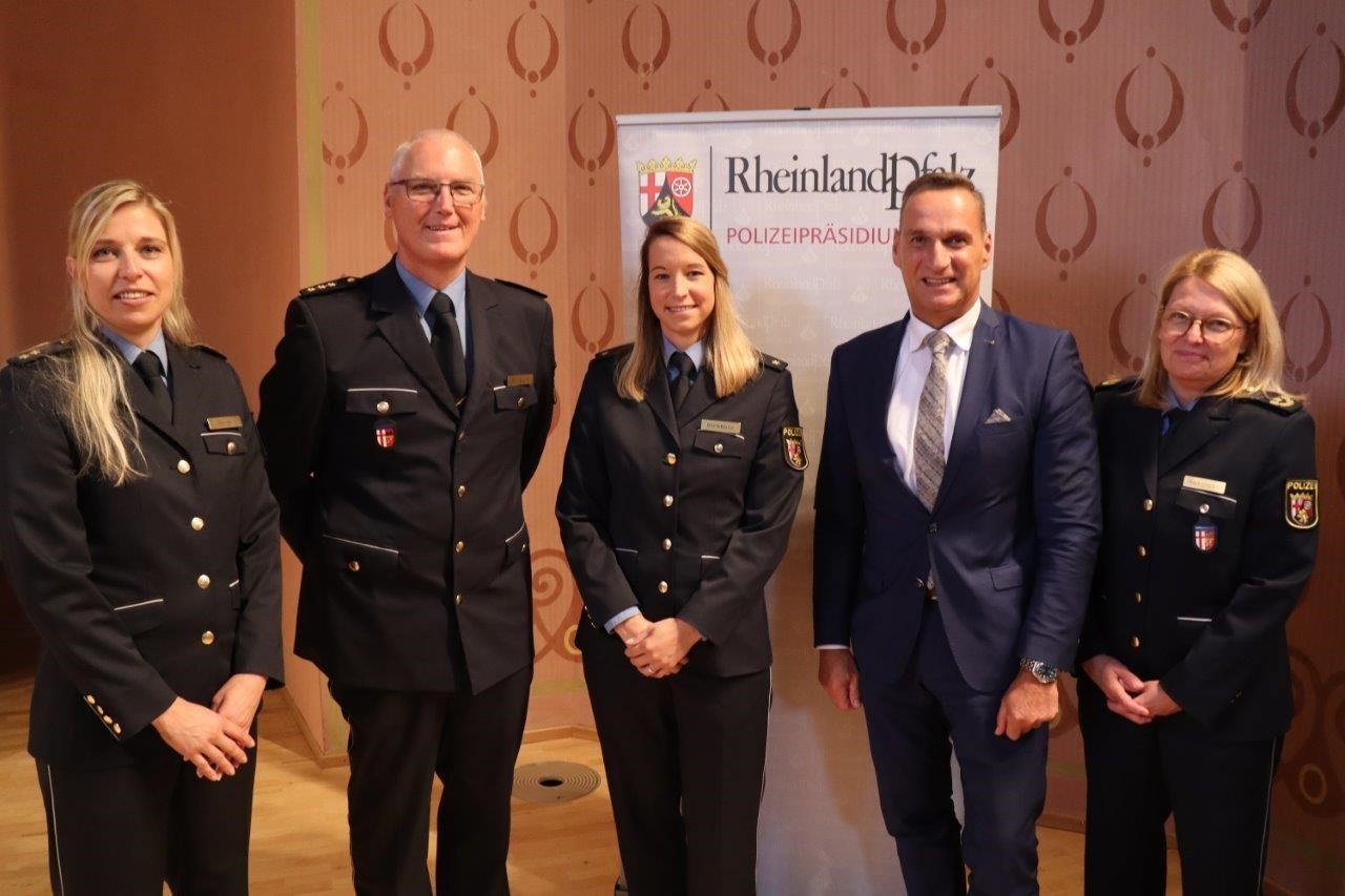 v.l.n.r. Polizeirätin Eva Birkholz, Leiter der Polizeidirektion Dietmar Braun, Polizeioberrätin Romy Berger, Bürgermeister Joachim Rodenkirch und Behördenleiterin Anja Rakowski bei der Amtseinführung.