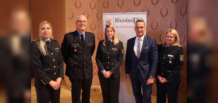 v.l.n.r. Polizeirätin Eva Birkholz, Leiter der Polizeidirektion Dietmar Braun, Polizeioberrätin Romy Berger, Bürgermeister Joachim Rodenkirch und Behördenleiterin Anja Rakowski bei der Amtseinführung.