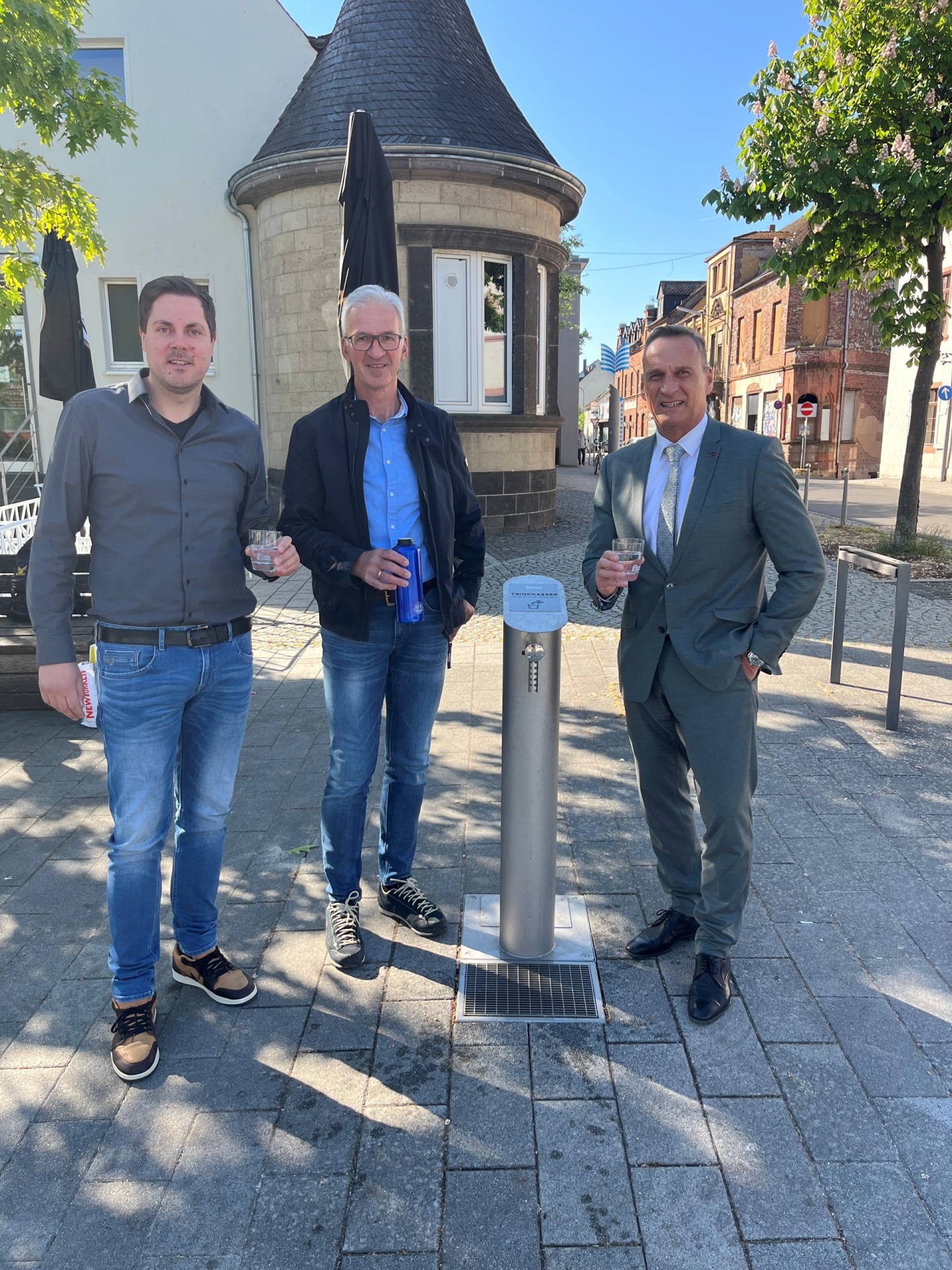 Das Foto zeigt Bürgermeister Rodenkirch mit Vertretern der Stadtwerke beim Trinkwasserbrunnen am Ottensteinplatz.