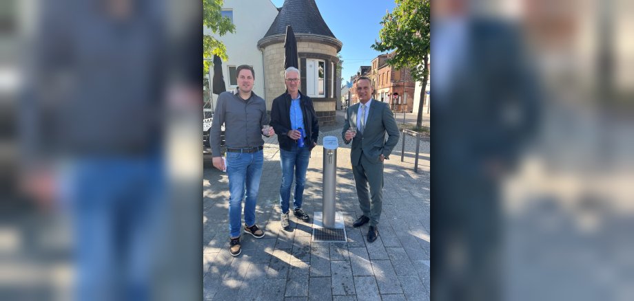 Das Foto zeigt Bürgermeister Rodenkirch mit Vertretern der Stadtwerke beim Trinkwasserbrunnen am Ottensteinplatz.
