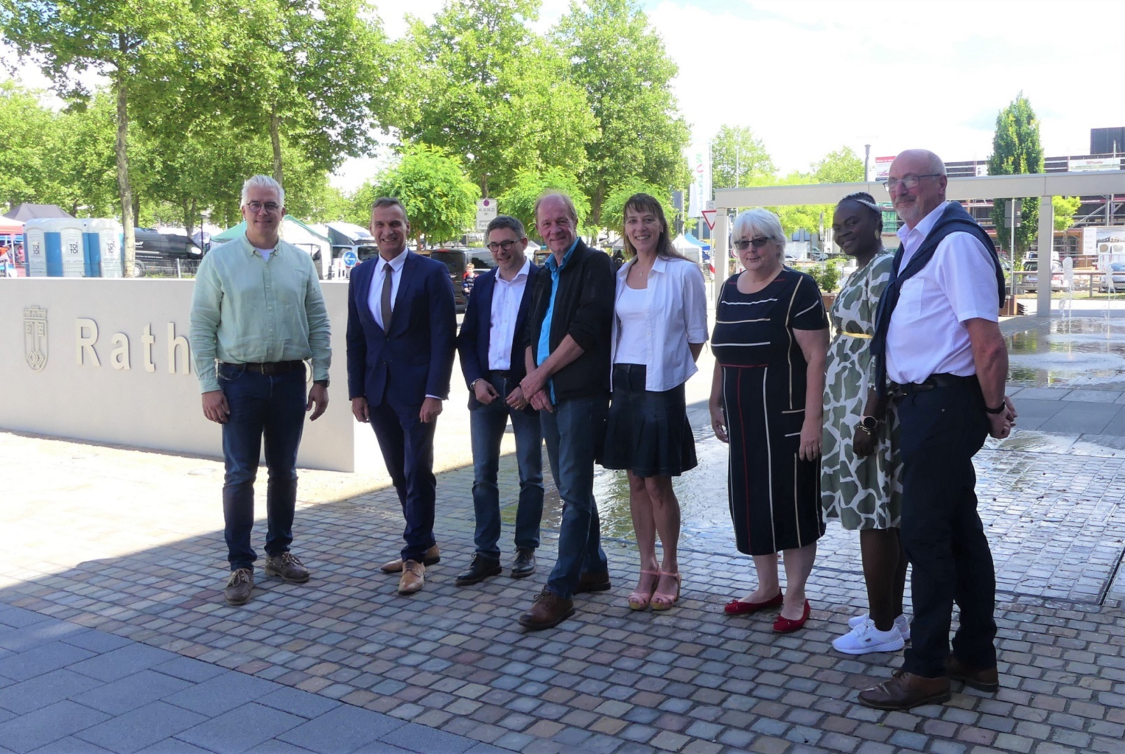 Dominik Gieler (Bürgermeister VG Altenahr), Joachim Rodenkirch (Bürgermeister Stadt Wittlich), Volker Kessler (Rotary Club Mittelmosel-Wittlich), Thomas und Manuela Hültenschmidt (Initiative Ahrtal), Michaela Schneider und K.B. Moulkogh (Perspektive e.V. Wittlich), Jürgen Schwarzmann (Ortsbürgermeister Gemeinde Hönnigen)