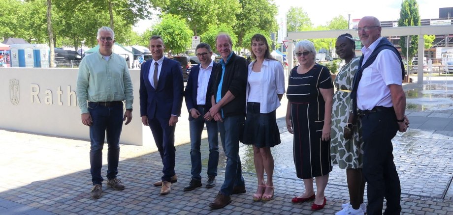 Dominik Gieler (Bürgermeister VG Altenahr), Joachim Rodenkirch (Bürgermeister Stadt Wittlich), Volker Kessler (Rotary Club Mittelmosel-Wittlich), Thomas und Manuela Hültenschmidt (Initiative Ahrtal), Michaela Schneider und K.B. Moulkogh (Perspektive e.V. Wittlich), Jürgen Schwarzmann (Ortsbürgermeister Gemeinde Hönnigen)