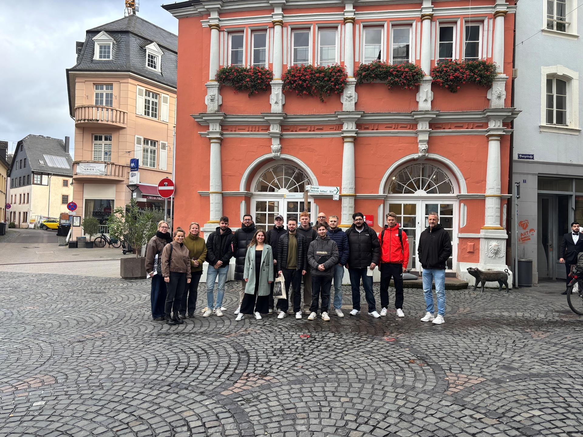 Professorin Lena Piepmeyer (Vertretungsprofessorin für Städtebau, 2.v.l.) und Architektur-Studierende der Hochschule Trier begehen die Plätze in der Altstadt von Wittlich gemeinsam mit Mitarbeitenden der Stadtverwaltung Wittlich.