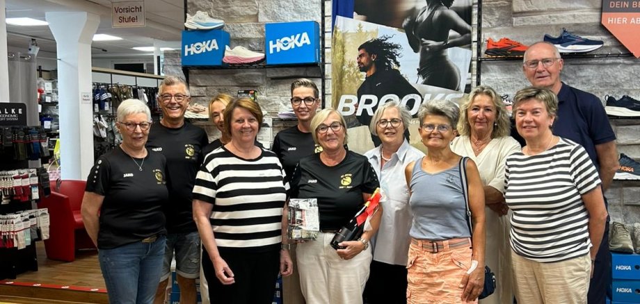 45 Jahre Sport Schmitz Das Bild zeigt Mitarbeiter der Firma Sport Schmitz und Erste Beigeordnete Meurer und den Vorstand des Gewerbevereins Stadtmarketing.