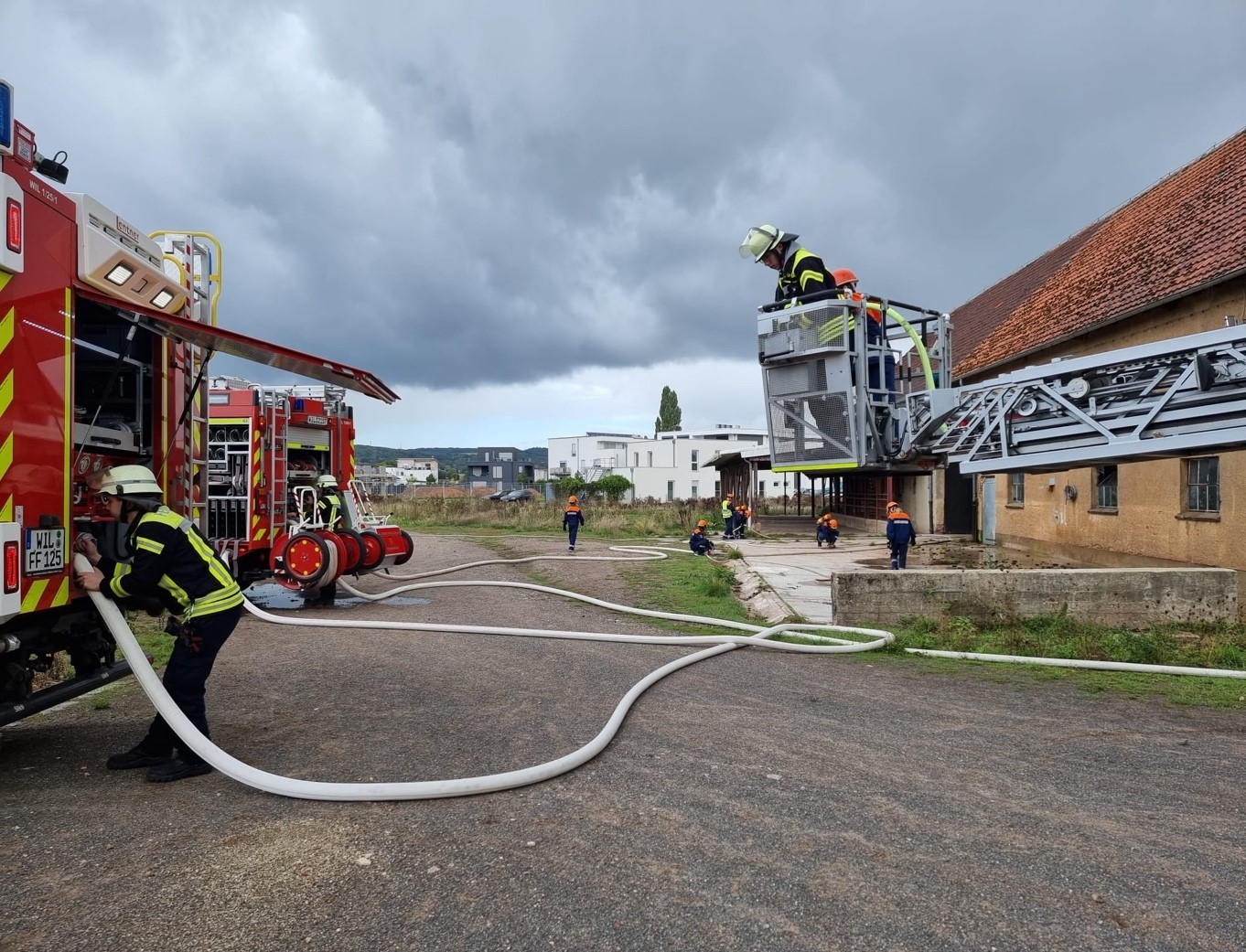 Vorbereitung der Brandbekämpfung aus der Drehleiter