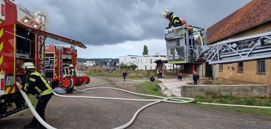 Vorbereitung der Brandbekämpfung aus der Drehleiter