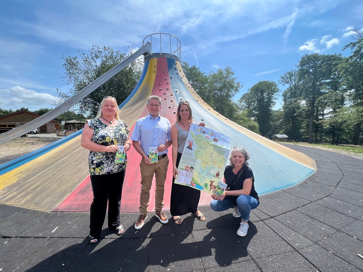 v.l.n.r.: Andrea Meyfarth-Staub, TI Kelberg, Frank Reuter, Ferienregion Gerolsteiner Land, Vera Esch, GesundLand Vulkaneifel und Nicole Baller von der Tourist-Information Wittlich präsentieren die neue Vulkaneifel-Kinderkarte 