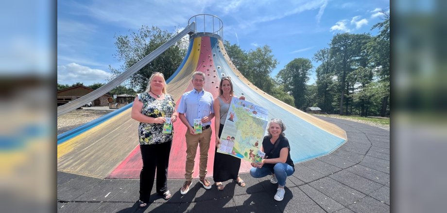 v.l.n.r.: Andrea Meyfarth-Staub, TI Kelberg, Frank Reuter, Ferienregion Gerolsteiner Land, Vera Esch, GesundLand Vulkaneifel und Nicole Baller von der Tourist-Information Wittlich präsentieren die neue Vulkaneifel-Kinderkarte 