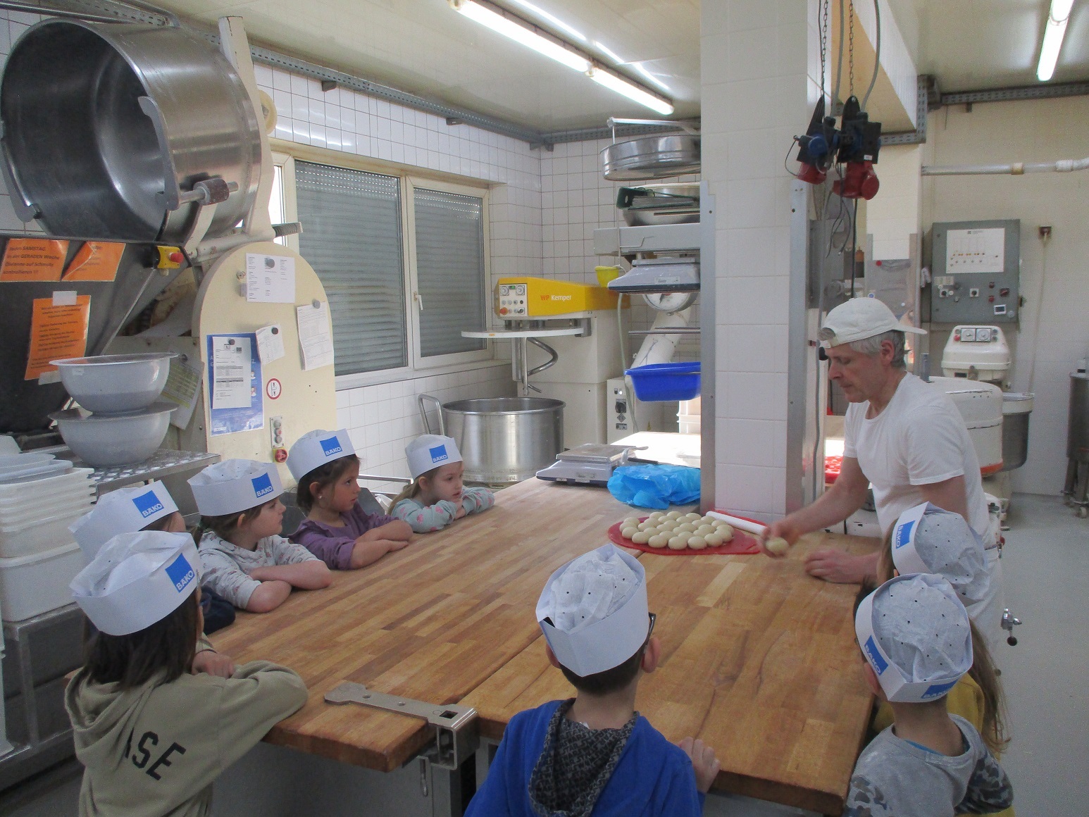 Das Foto zeigt Kinder der Kindertagesstätte Lüxem bei einem Besuch der Mühlenbäckerei.