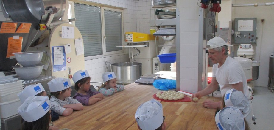 Das Foto zeigt Kinder der Kindertagesstätte Lüxem bei einem Besuch der Mühlenbäckerei.