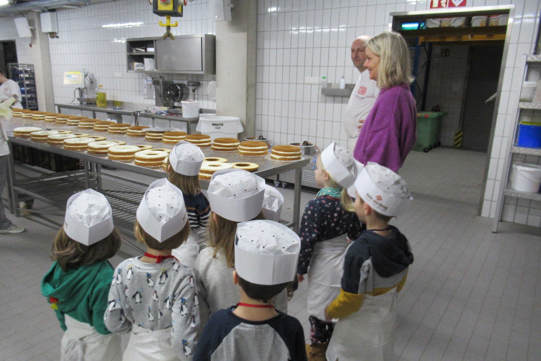 Acht Kinder der Kindertagesstätte (Kita) Wittlich-Neuerburg mit ihren Erzieherinnen die Bäckerei „Wildbadmühle“ in Wittlich-Wengerohr im Rahmen des Projekts „Handwerk“.