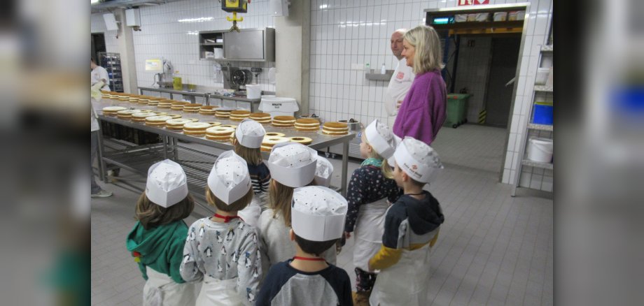 Acht Kinder der Kindertagesstätte (Kita) Wittlich-Neuerburg mit ihren Erzieherinnen die Bäckerei „Wildbadmühle“ in Wittlich-Wengerohr im Rahmen des Projekts „Handwerk“.