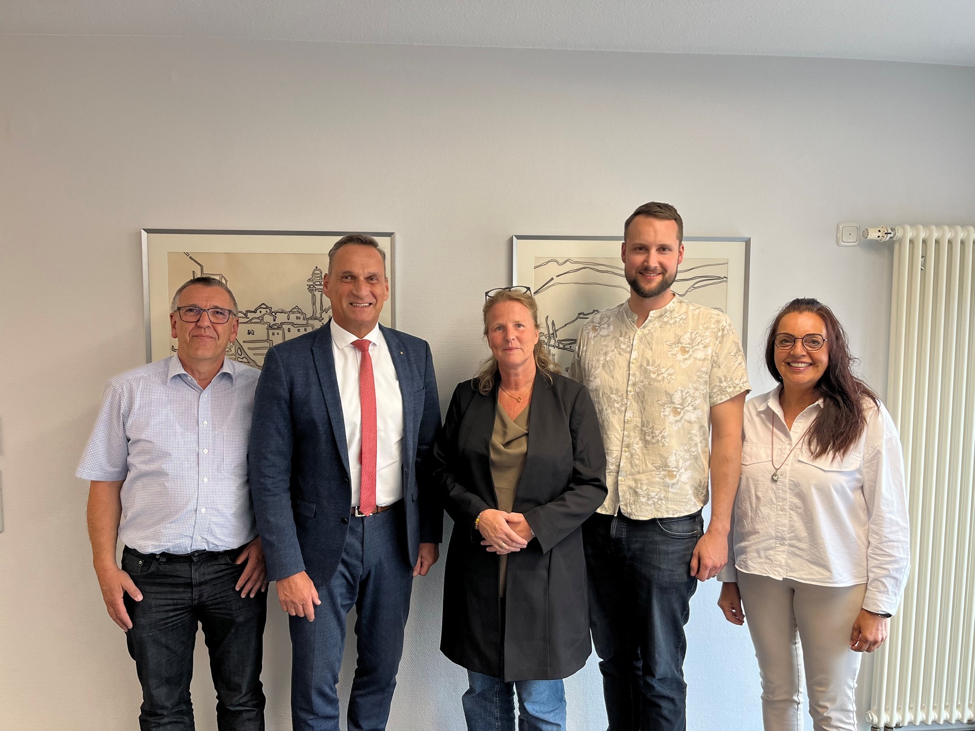 Das Foto zeigt Bürgermeister Rodenkirch bei der Begrüßung von Julia Hollweg. Das Bild zeigt ebenfalls Fachbereichsleiter Hans Hansen, Personalratsvorsitzende Chrisitane Schmitz-Hayer und Klimaschutzmanager Johannes Praeder.