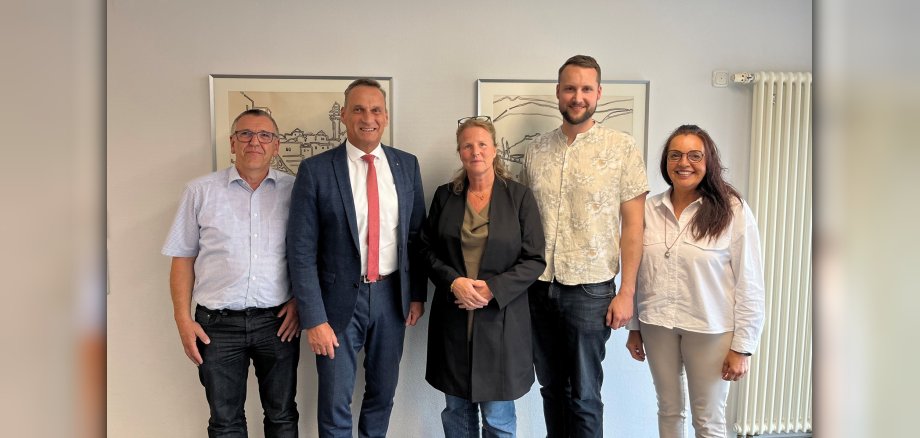 Das Foto zeigt Bürgermeister Rodenkirch bei der Begrüßung von Julia Hollweg. Das Bild zeigt ebenfalls Fachbereichsleiter Hans Hansen, Personalratsvorsitzende Chrisitane Schmitz-Hayer und Klimaschutzmanager Johannes Praeder.