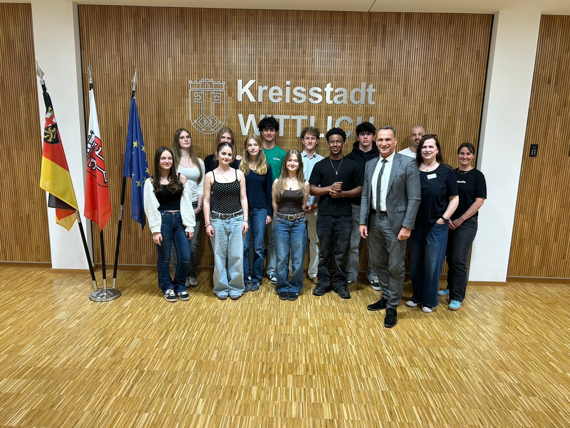 Das Foto zeigt Bürgermeister Rodenkirch mit den Mitgliedern des Jugendparlamentes nach der konstituierenden Sitzung.