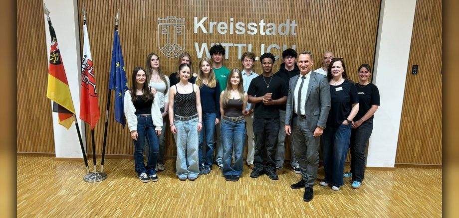 Das Foto zeigt Bürgermeister Rodenkirch mit den Mitgliedern des Jugendparlamentes nach der konstituierenden Sitzung.