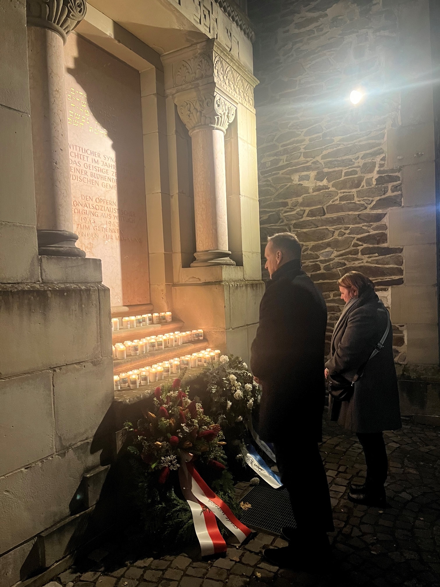 Das Foto zeigt Bürgermeister Rodenkirch bei der Kranzniederlegung mit der Ersten Beigeordneten Elfriede Meurer.