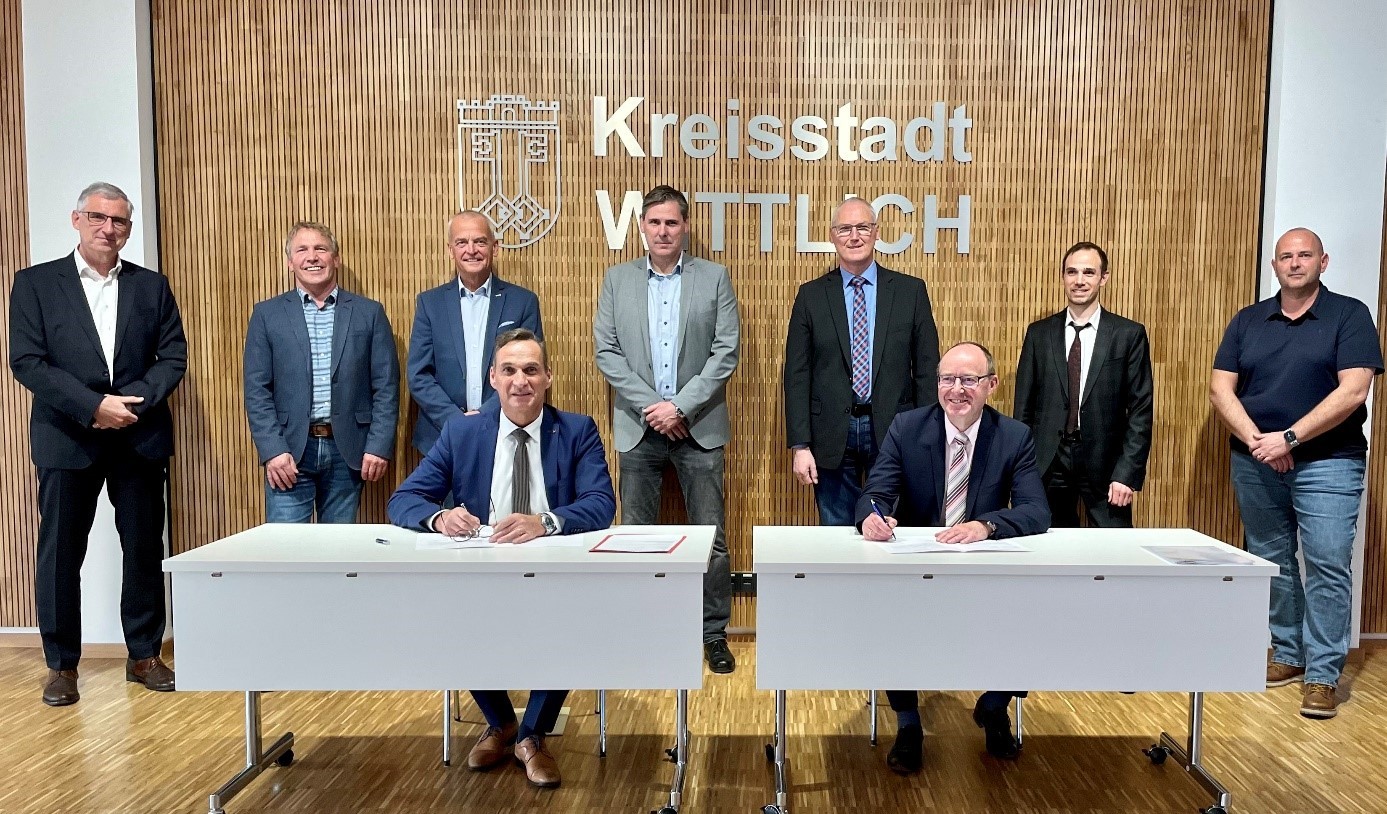 Bürgermeister Joachim Rodenkirch und Polizeipräsident Friedel Durben (vordere Reihe v.l.n.r.) unterzeichnen den Mietvertrag im Beisein von Anton Geiger (Leiter Polizeiverwaltung Trier), Hermann-Josef Klein (Örtlicher Personalrat Polizeidirektion), Rainer Stöckicht (Büroleiter Stadtverwaltung Wittlich), Reimund Philippi (Leiter Referat 5 Polizeiverwaltung Trier), Dietmar Braun (Leiter Polizeidirektion Wittlich), Patrick Niegisch (Leiter Kriminalinspektion Wittlich), Markus Müller (Gebäude- und Liegenschaftsmanagement Stadtverwaltung Wittlich) (hintere Reihe v.l.n.r.) (Foto: Sebastian Klein).