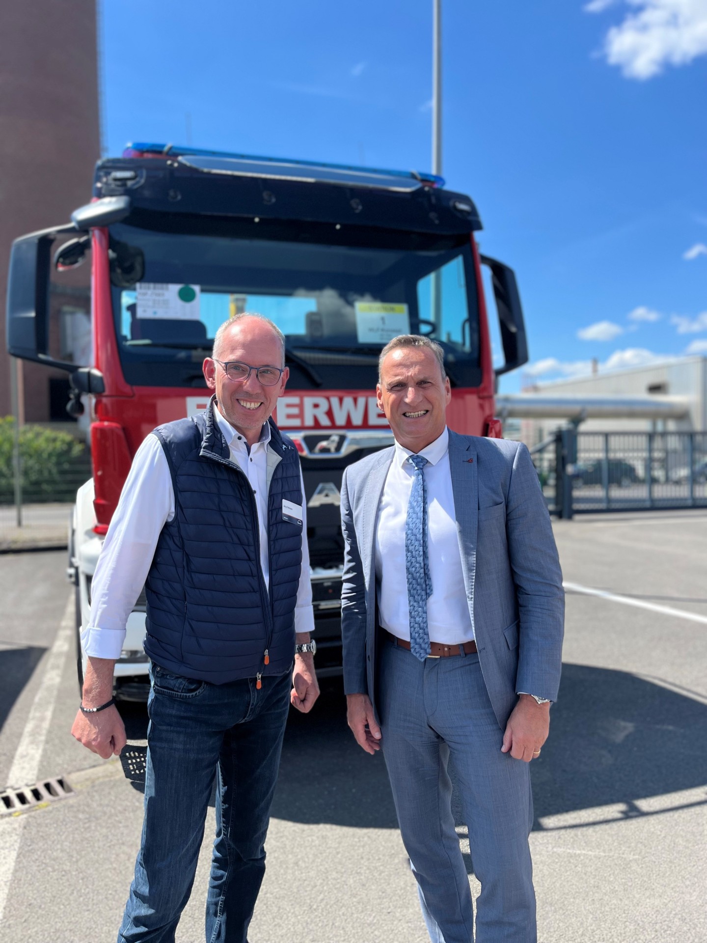 Das Foto zeigt Bürgermeister Rodenkirch mit dem Standortleiter Jörg Follmann.