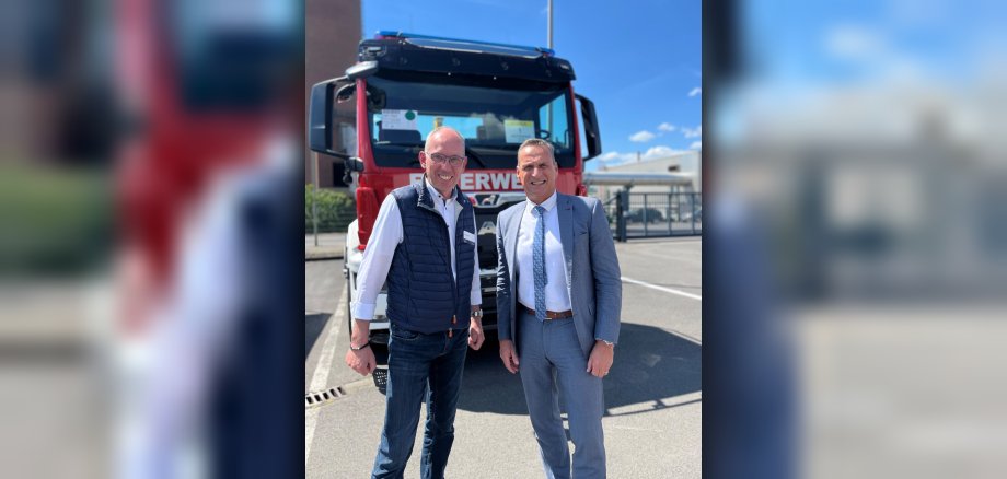 Das Foto zeigt Bürgermeister Rodenkirch mit dem Standortleiter Jörg Follmann.