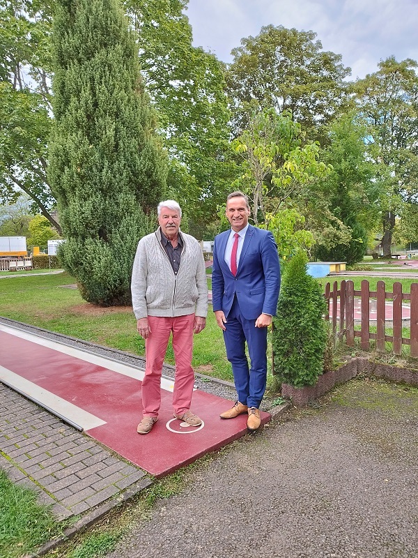 Bürgermeister Joachim Rodenkirch (rechts) bedankte sich beim Pächter des Minigolfplatzes Peter Ulbricht für sein Engagement auf der Minigolfanlage.