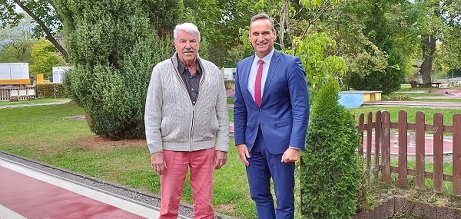 Bürgermeister Joachim Rodenkirch (rechts) bedankte sich beim Pächter des Minigolfplatzes Peter Ulbricht für sein Engagement auf der Minigolfanlage.