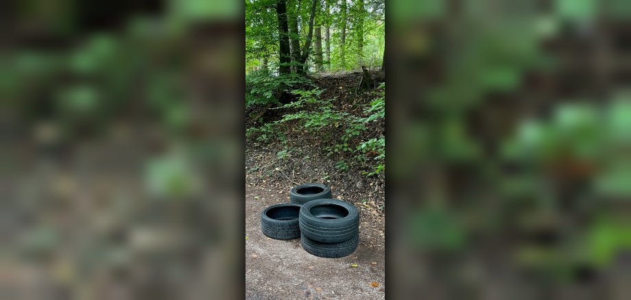 Diese Reifen wurden illegal im Grünewald entsorgt und mussten von den Mitarbeitern des Forstrevier Wittlich entsorgt werden.