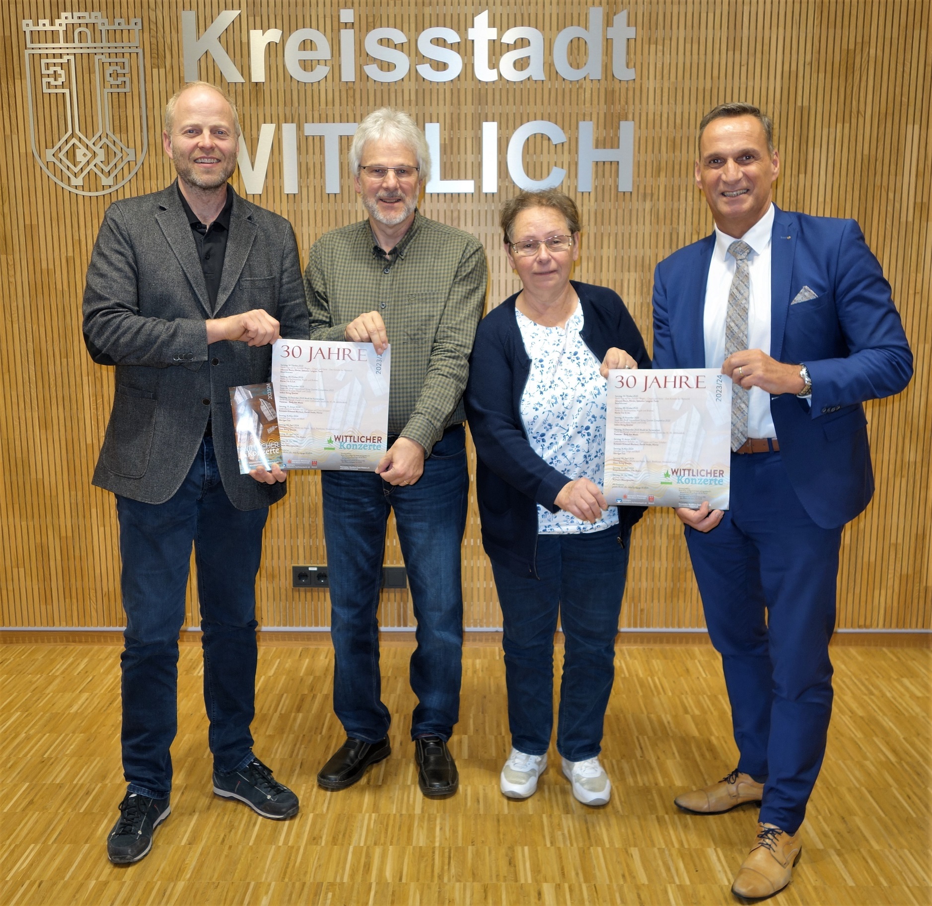 v.l.n.r.: Sebastian Langner (Vorsitzender des Musikkreises), Johannes Baum (Pressearbeit), Dr. Sabine Theunert (Vorstand), Bürgermeister Rodenkirch bei der Programmpräsentation.
