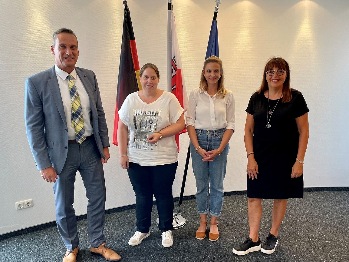 Bürgermeister Joachim Rodenkirch begrüßte die neuen Mitarbeiterinnen Nadine Herres (2. v. l.) und Antonia Gierten (2. v. r.) und wünschte ihnen für ihre künftigen Aufgaben viel Erfolg. Der Gratulation schloss sich die Personalratsvorsitzende Christiane Schmitz-Hayer (1. v. r) gerne an. 