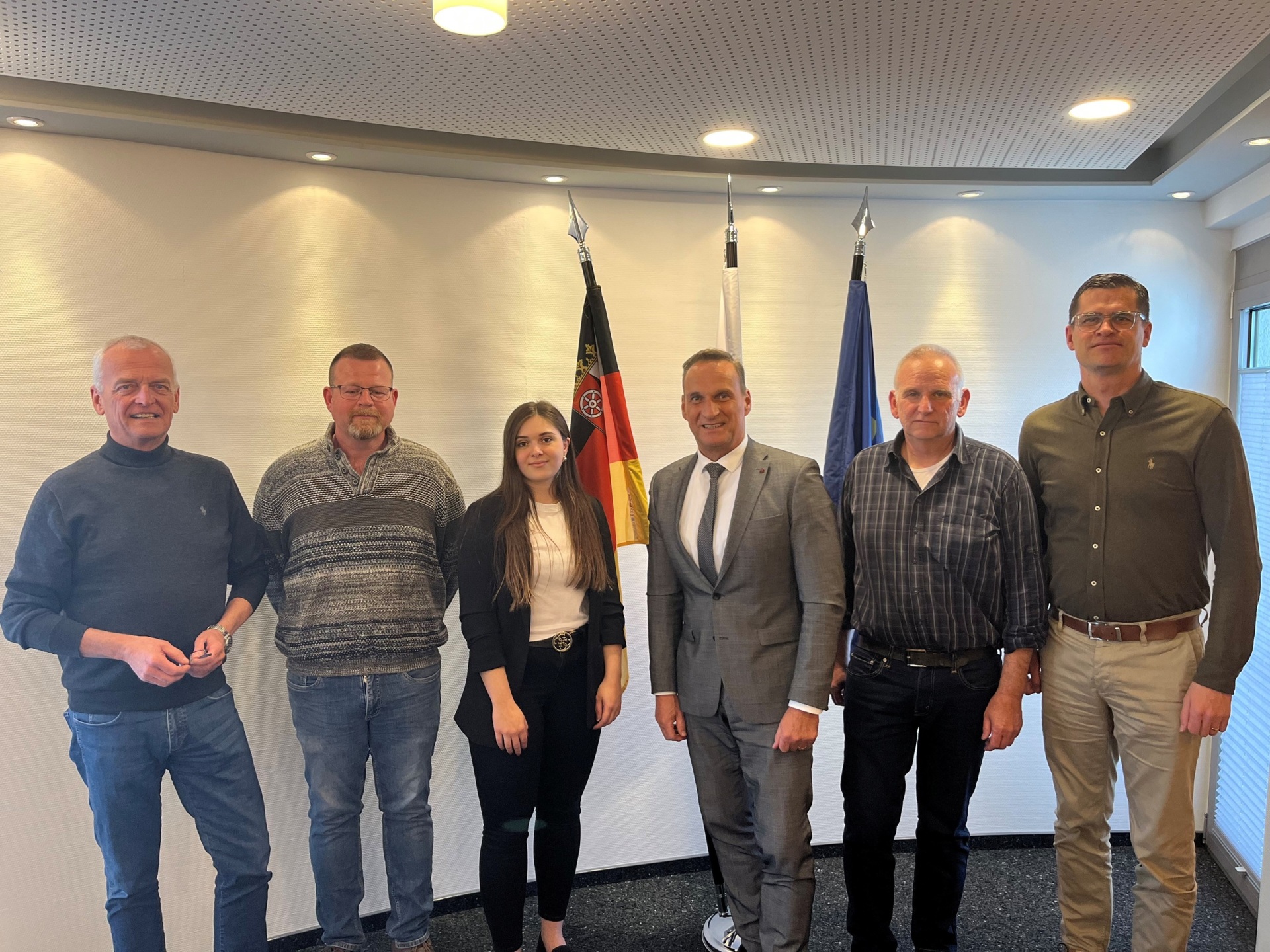 Bürgermeister Joachim Rodenkirch begrüßte die neue Mitarbeiterin Alina Kessler (3 v. l.) und den neuen Mitarbeiter Jan Lauxen (2 v. l.) und wünschte Beiden für ihre künftigen Aufgaben viel Erfolg. Den Wünschen schlossen sich der Büroleiter Rainer Stöckicht (1. v. l.), der Vertreter des Personalrates Michael Latz (2. v. r.) sowie der Sachgebietsleiter Michael Schmitt (1. v. r.) gerne an.