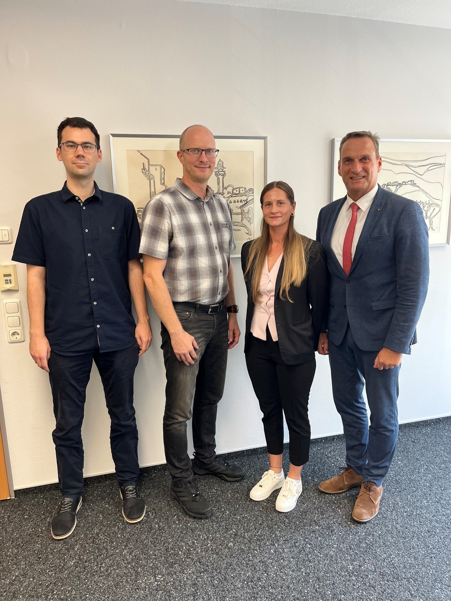 Bürgermeister Joachim Rodenkirch begrüßte die neue Mitarbeiterin und wünschte ihr für ihre künftigen Aufgaben viel Erfolg. Den Wünschen schlossen sich der Vertreter des Personalrates Markus Ochwat (1. v. l.) sowie der Fachbereichsleiter Jan Mußweiler (2. v. l.) gerne an.