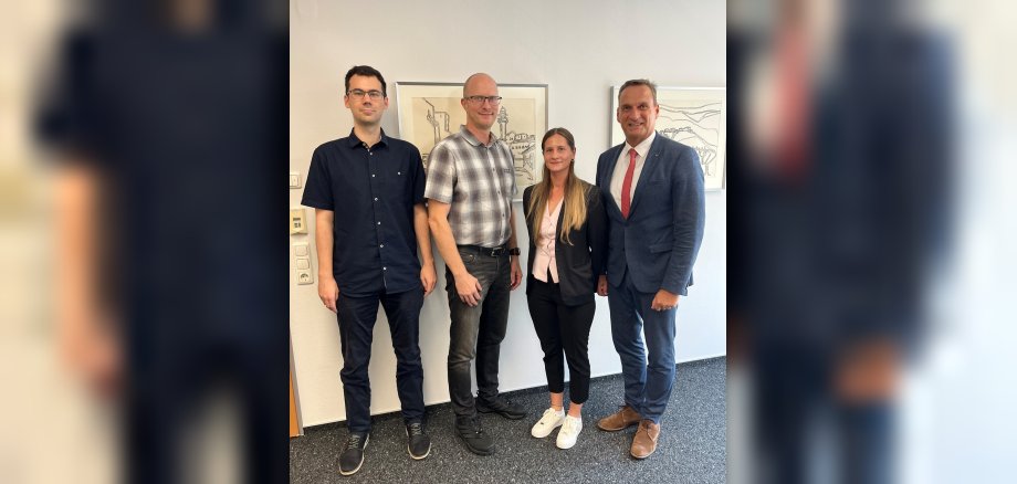 Bürgermeister Joachim Rodenkirch begrüßte die neue Mitarbeiterin und wünschte ihr für ihre künftigen Aufgaben viel Erfolg. Den Wünschen schlossen sich der Vertreter des Personalrates Markus Ochwat (1. v. l.) sowie der Fachbereichsleiter Jan Mußweiler (2. v. l.) gerne an.