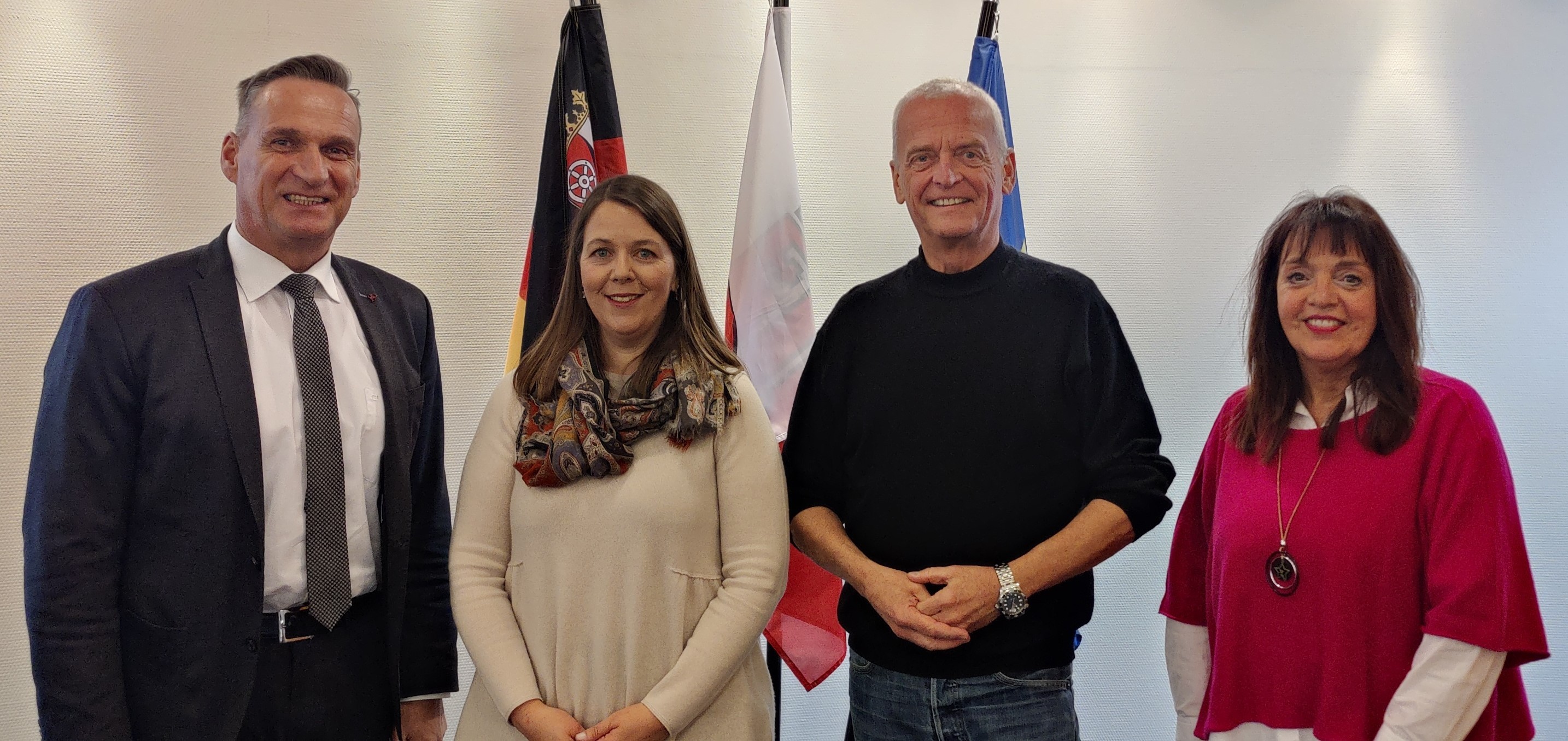 Bürgermeister Joachim Rodenkirch begrüßte die neue Kollegin Heike Strupp (2.v.l.) und wünschte ihr für ihre künftigen Aufgaben viel Erfolg. Den Glückwünschen schlossen sich der Büroleiter Rainer Stöckicht (2. v. r.) sowie die Personalratsvorsitzende Christiane Schmitz-Hayer (1. v. r.) gerne an.