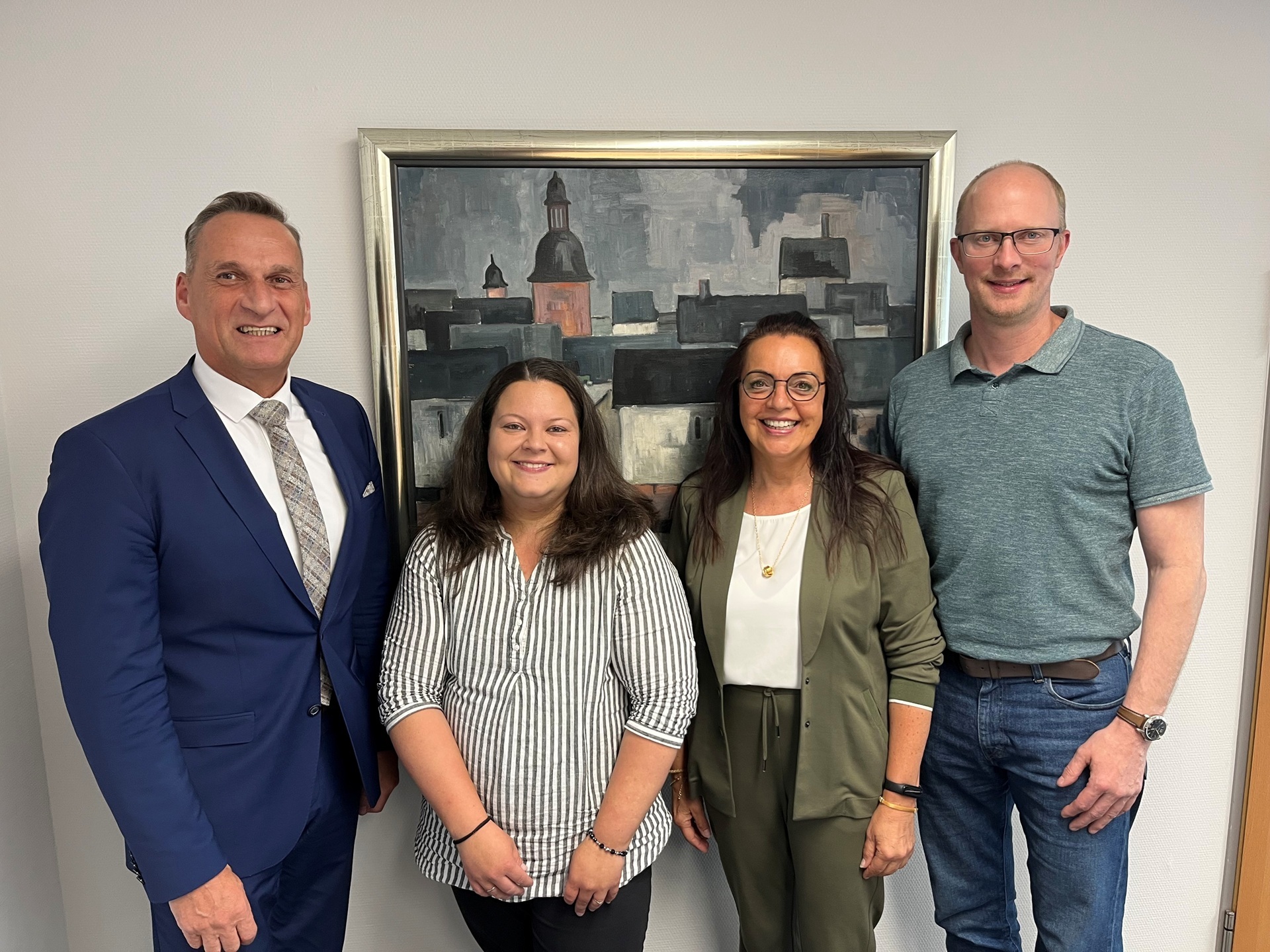 Das Bild zeigt Bürgermeister Rodenkirch mit Fachbereichsleiter Mußweiler und Personalratsvorsitzender Schmitz-Hayer bei der Begrüßung von Frau Mais.