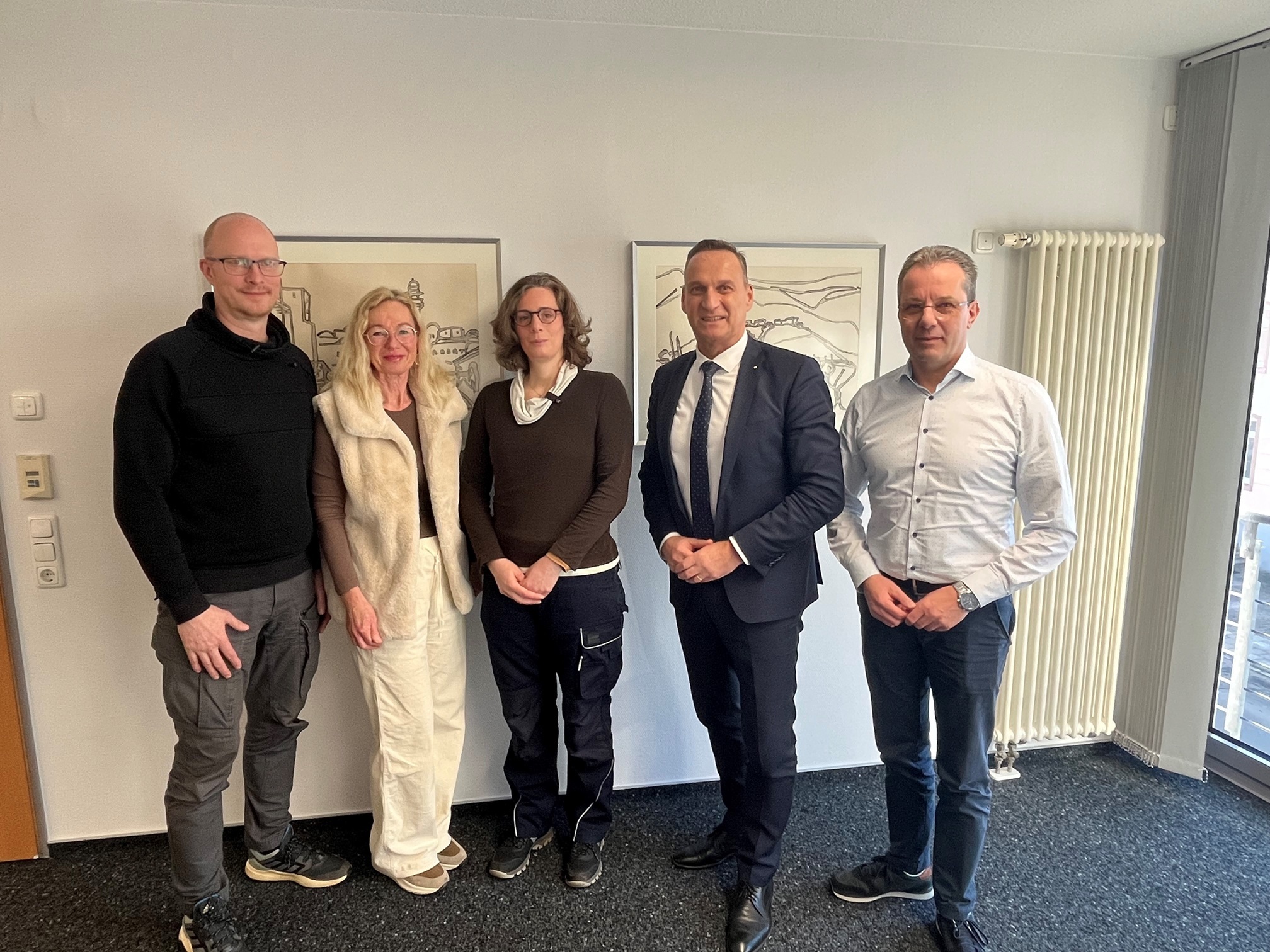 Bürgermeister Joachim Rodenkirch begrüßte die neue Kollegin Sabine Orth (3.v.l.) und wünschte ihr für ihre künftigen Aufgaben viel Erfolg. Den Wünschen schlossen sich der Fachbereichsleiter Jan Mußweiler (l.), der Leiter der Personalverwaltung Wolfgang Lauer (r.), sowie die stellvertretende Personalratsvorsitzende Petra Hoffmann (2.v. l.) gerne an.