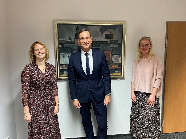 Bürgermeister Joachim Rodenkirch begrüßt mit der stellvertretenden Personalratsvorsitzenden Petra Hoffmann (rechts) die neue Kollegin Julia Pauly .