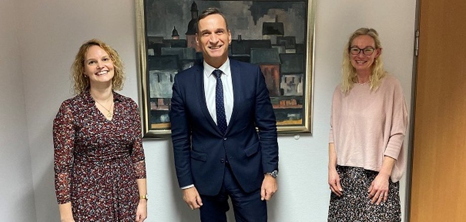 Bürgermeister Joachim Rodenkirch begrüßt mit der stellvertretenden Personalratsvorsitzenden Petra Hoffmann (rechts) die neue Kollegin Julia Pauly .