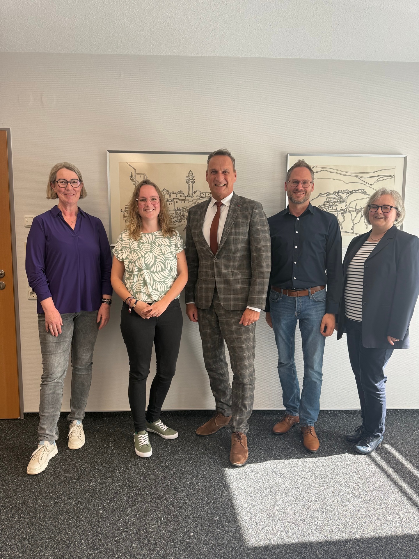 Das Foto zeigt Bürgermeister Rodenkirch bei der Begrüßung der neuen Mitarbeitern Sandra Müller mit Vertretern der Bücherei, der Verwaltung und des Personalrates.