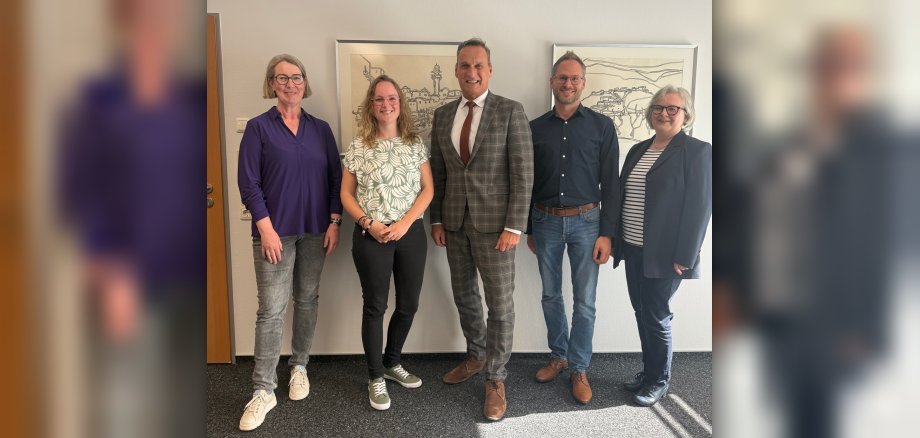 Das Foto zeigt Bürgermeister Rodenkirch bei der Begrüßung der neuen Mitarbeitern Sandra Müller mit Vertretern der Bücherei, der Verwaltung und des Personalrates.