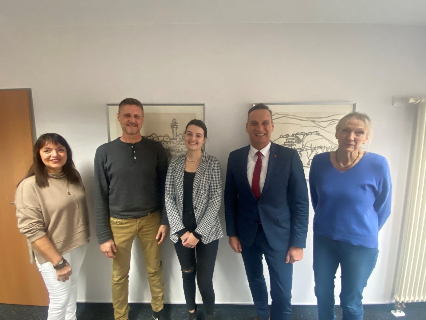 Bürgermeister Joachim Rodenkirch begrüßte die neue Mitarbeiterin und wünschte ihr für ihre künftigen Aufgaben viel Erfolg. Der Gratulation schlossen sich die Personalratsvorsitzende Christiane Schmitz-Hayer (1. v. l.), der Fachbereichsleiter III Rainer Wener (2. v. l.) und die Leiterin des Kulturamtes Elke Scheid (1. v. r.) gerne an. 