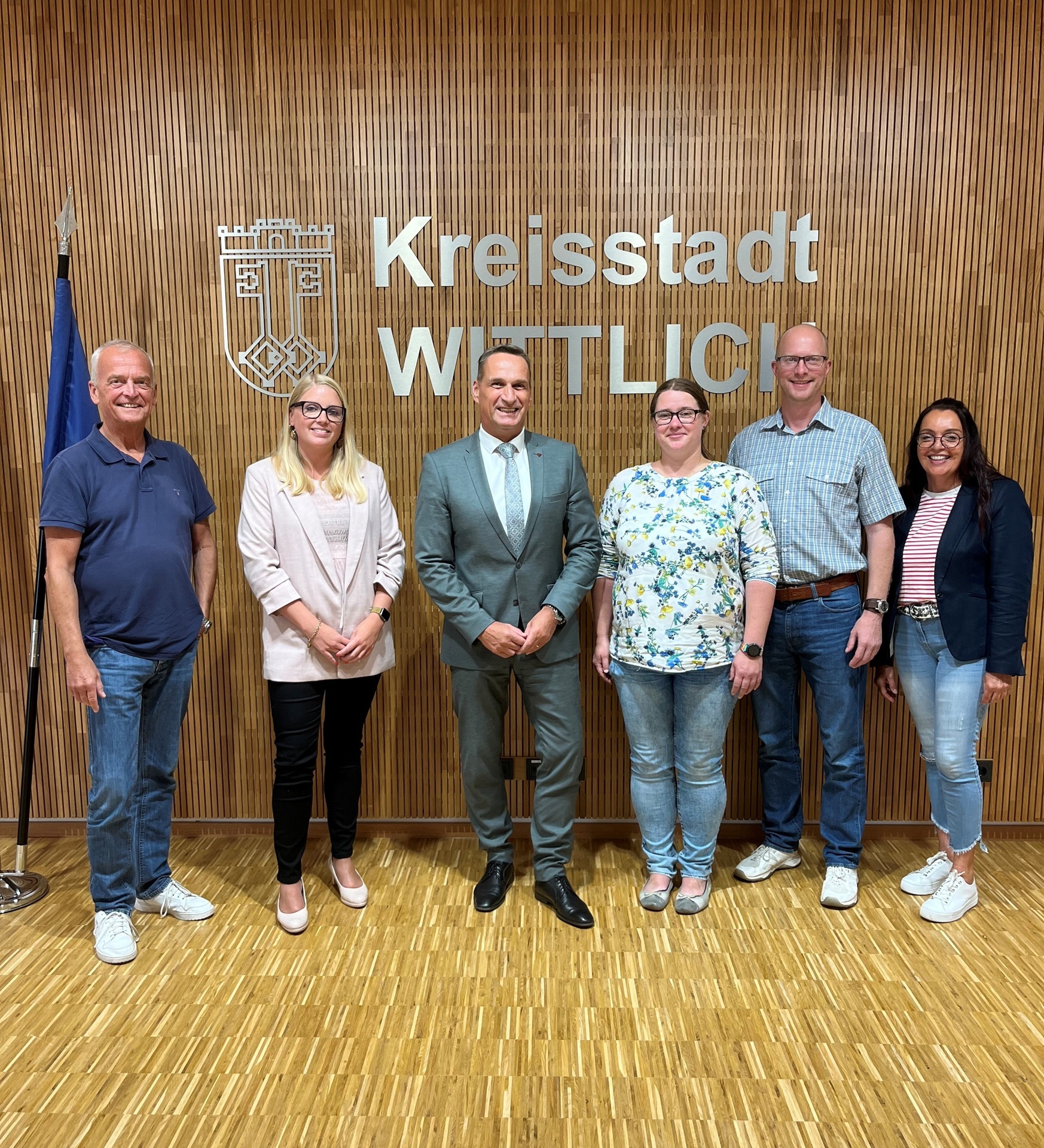 Bürgermeister Joachim Rodenkirch begrüßte die neuen Mitarbeiterinnen Stefanie Patz (2. v. l.) und Anne Ahrens (3. v. r.) und wünschte ihnen für ihre künftigen Aufgaben viel Erfolg. Den Wünschen schlossen sich der Büroleiter Rainer Stöckicht (1. v. l.), der Fachbereichsleiter Jan Mußweiler (2. v. r.) sowie die Personalratsvorsitzende Christiane Schmitz-Hayer (1. v. r.) gerne an.