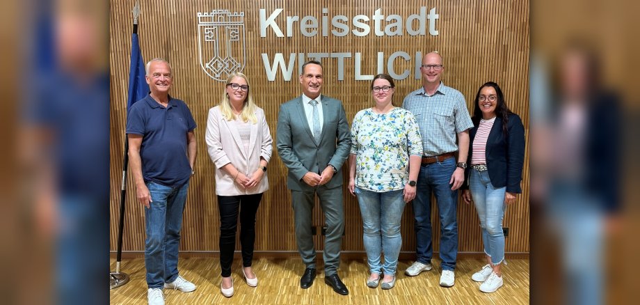 Bürgermeister Joachim Rodenkirch begrüßte die neuen Mitarbeiterinnen Stefanie Patz (2. v. l.) und Anne Ahrens (3. v. r.) und wünschte ihnen für ihre künftigen Aufgaben viel Erfolg. Den Wünschen schlossen sich der Büroleiter Rainer Stöckicht (1. v. l.), der Fachbereichsleiter Jan Mußweiler (2. v. r.) sowie die Personalratsvorsitzende Christiane Schmitz-Hayer (1. v. r.) gerne an.
