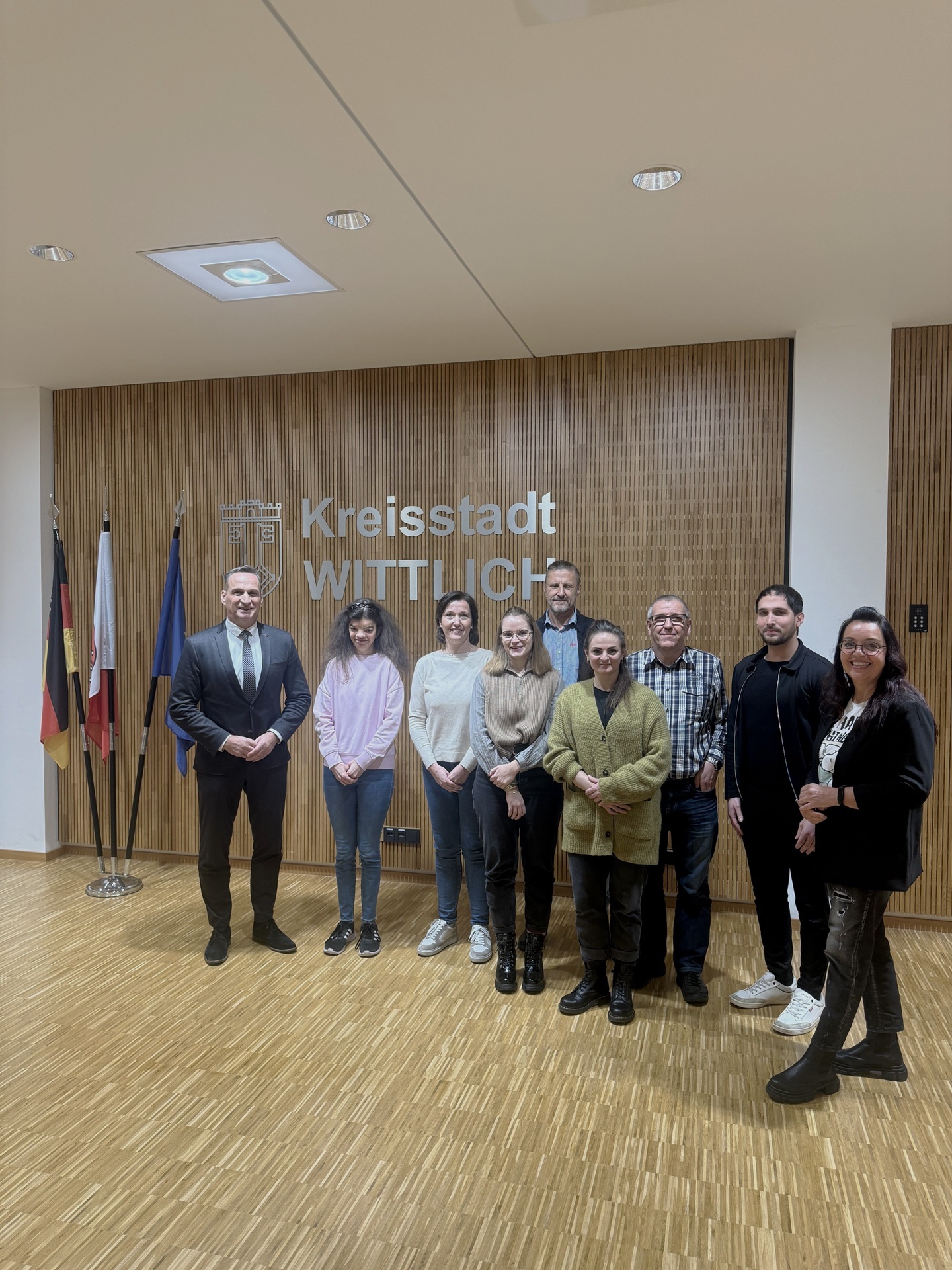 Das Foto zeigt Bürgermeister Rodenkirch mit den neuen Mitarbeiterinnen und deren Vorgesetzten.