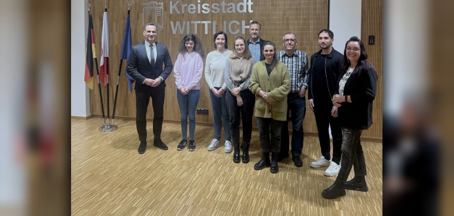 Das Foto zeigt Bürgermeister Rodenkirch mit den neuen Mitarbeiterinnen und deren Vorgesetzten.