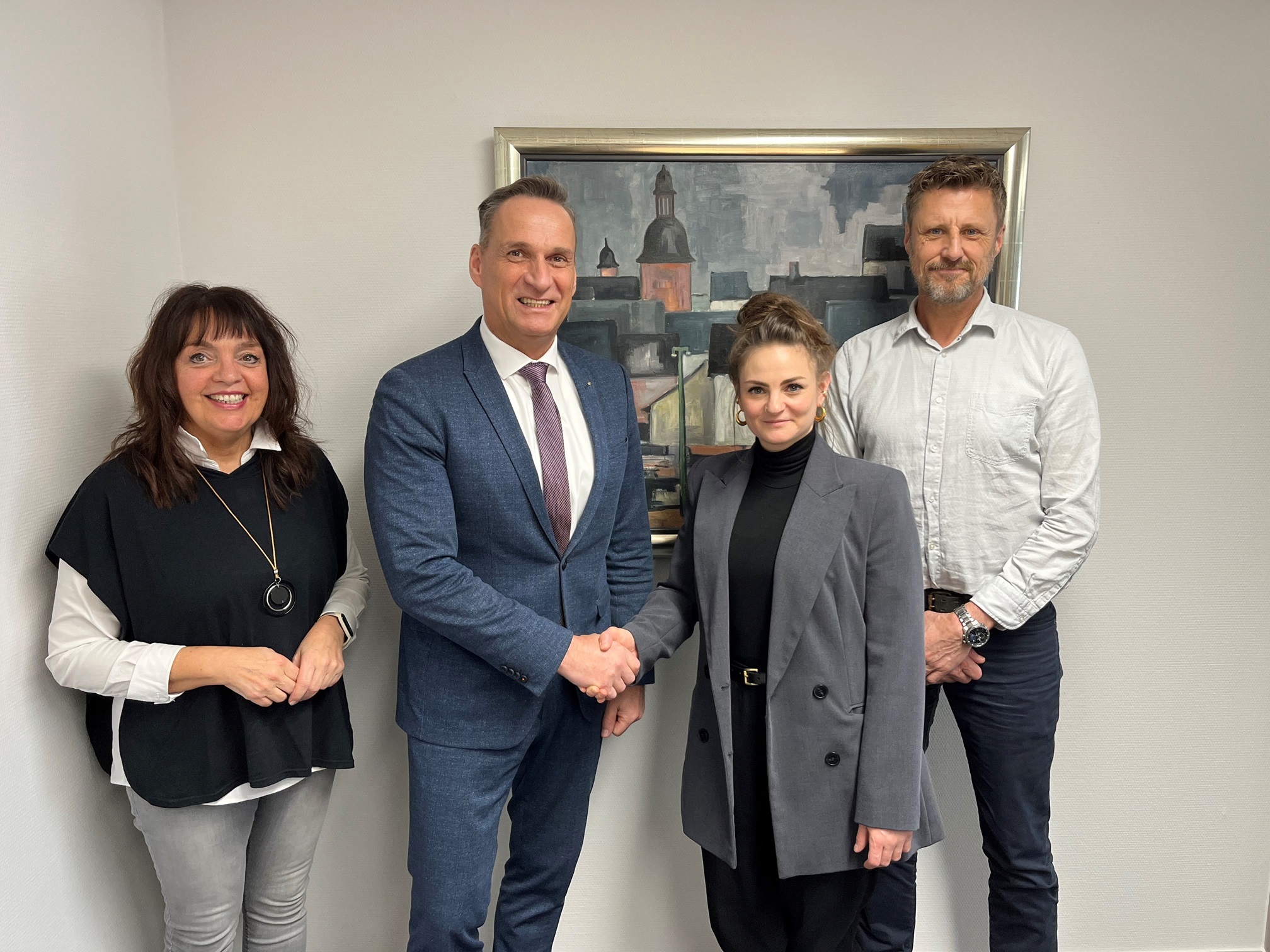 Bürgermeister Joachim Rodenkirch begrüßte die neue Kollegin Nina Dusartz de Vigneulle (2. v. r.) und wünschte ihr für ihre künftigen Aufgaben viel Erfolg. Der Gratulation schlossen sich der Fachbereichsleiter Rainer Wener (1. v. r.) und die Personalratsvorsitzende Christiane Schmitz-Hayer (1. v. l.) gerne an 