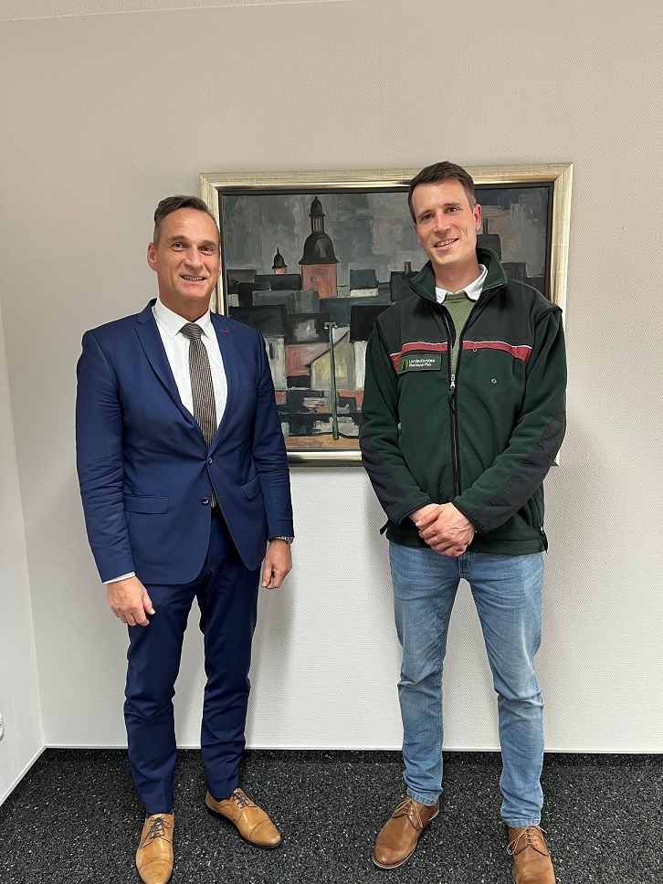 Bürgermeister Joachim Rodenkirch mit Forstamtsleiter Maximilian Hauck (Foto: Theresia Rodenkirch).