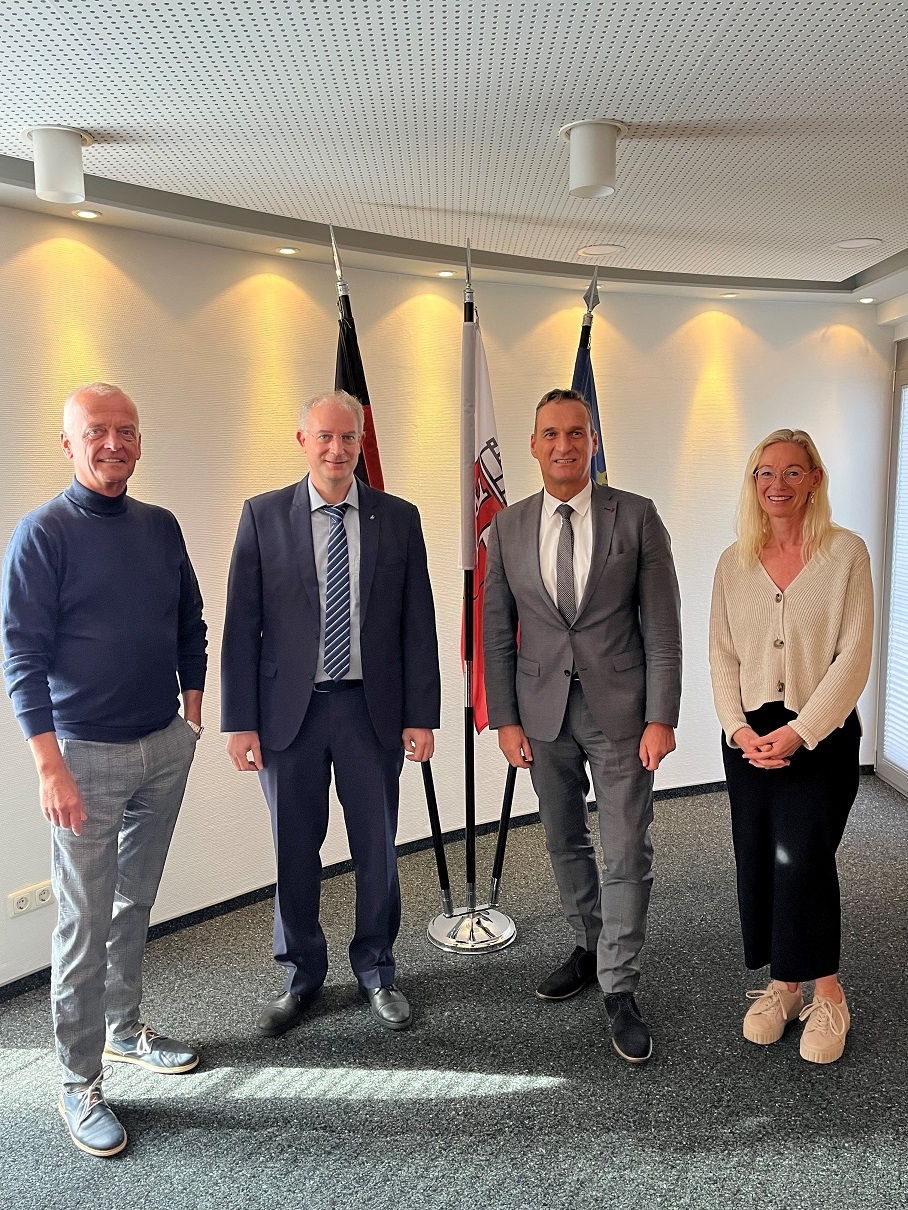 Bürgermeister Joachim Rodenkirch begrüßte den neuen Kollegen und wünschte ihm für seine künftigen Aufgaben viel Erfolg. Den Glückwünschen schlossen sich der Büroleiter Rainer Stöckicht (1. v. l.) sowie die stellvertretende Personalratsvorsitzende Petra Hoffmann (1. v. r.) gerne an.